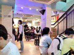 続いて歩いていけるジョーダンにあるスイーツの
有名店「佳佳甜品（Kai Kai Dessert）に行くことにしました

香港ミシュランのストリートフード部門で2016年から4年連続掲載されている香港スイーツの有名店「佳佳甜品（Kai Kai Dessert）
甘くて温かいスープ状の糖水という香港の伝統的なデザートを頂けるお店です
人気店の為、入る前に少し並びました
