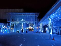 「横手コミュニティFM放送」の近くは青いLEDライトで覆われてとてもきれいでした。