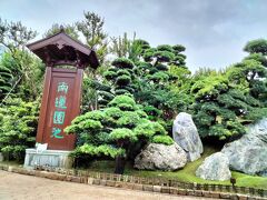 続いて黄大仙の最寄り駅の隣の駅MTR鑽石山（Diamond Hill）駅から
数分の所にある南蓮園池（Nan Lian Garden）に行ってみました
黄大仙の高速道路や高層住宅が立ち並ぶ喧噪の中、寺院と庭園があります
まずは南蓮園池（Nan Lian Garden）から行ってみましょう。MTR鑽石山（Diamond Hill）駅から数分歩くと、木製の門があります
これを潜り抜けると、そこは都会の喧噪から隔てられた静かなオアシスがありました

