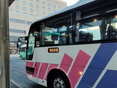 秋田駅前から空港バスで秋田空港へ向かいます。