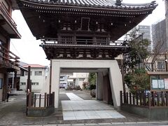 浄土真宗本願寺派本願寺別府別院の山門です。こちらも立派な造りです。トキハ別府店から北に数分です。