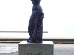 的ヶ浜公園の海岸側がＳＰＡビーチで、公園には、像や歌碑が建っています。その一つの「かるめん」と題された像です。
