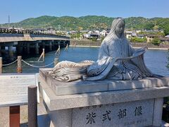 橋を渡ると『夢浮橋ひろば』があって紫式部が座ったはります。宇治十帖ゆかりの地があちこちにあるらしい。