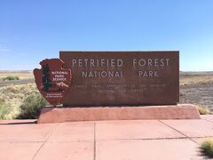 Petrified Forest国立公園、通称化石の森国立公園に到着しました。

私達はこの後、ニューメキシコ方面へ抜けたかったため南側のゲートからアプローチ。ゲートは南北にありその間を30マイル弱（約48km）の道路が結びます。

どちらのゲートから入ったほうがいいのか、おすすめは後述。