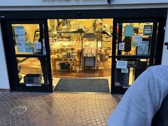 続いてタコス屋さんのすぐ近くにあるスーパーでフルーツや水の調達。目立たないスーパーだけど、店内は結構広くて品揃えも充分でした。