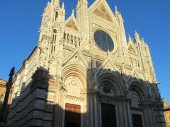 ドゥオーモである「シエナ大聖堂（Duomo di Siena）」はカトリックの司教座聖堂。
　
13～14世紀、フィレンツェとの激しい覇権抗争を繰り返していた頃、交易で繁栄していたジェノヴァ・ピサ・ヴェネツィアなどとの金融取引で得た莫大な富を元手に
1220年に起工し、200年の歳月を掛け建造されました。