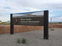 ホワイトサンズ国定公園に到着。グランドキャニオンに並ぶ安直なネーミング（白い砂国定公園ですからね）ですがそれがいい。


2017年当時、ホワイトサンズは国定公園（National Monument）だったのですが、2019年に国立公園（National Park）に格上げされました。


国定と国立の違いは、確か国定は大統領の一存で承認できる、国立は議会の承認が必要、とかだった…と思う…（うろ覚え）


とんでもない自然の絶景が見れるのが国立公園、歴史的な人工物（自由の女神とか）も含んで良いのが国定公園、と思ってましたが、近年ではゲートウェイアーチ（ミズーリ州）とかごりごりの人工物が国立公園になってるしなぁ…


ま、予算の付き方とか違うんでしょう。たぶんアメリカ人も良く分かってないと思います。