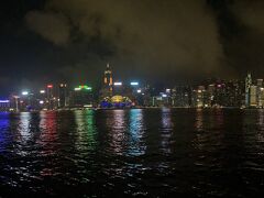 遅い時間になってしまいましたが、MTR（地下鉄）で尖沙咀（チムサーチョイ）へ移動して、夜景を楽しみました。
このプロムナードからの景色が、（昼夜問わず）香港の中で一番のお気に入りです。