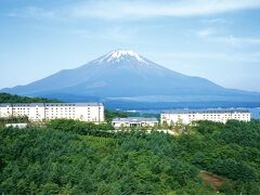 本日のホテルに到着しました。
「深い森と静かな湖に抱かれたエクシブ山中湖、中世の貴族たちが愛したシャトーを髣髴とさせるノーブルで気品のある瀟洒な建物」（HPより）