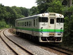時間は経ち、やってきたのはJR函館本線の仁山駅。


ここは北海道新幹線の(現時点での)終着・新函館北斗の隣駅にして乗降10名以下の廃止候補駅にリストアップされている駅となっています。

やってきたのは昨日から幾度なく見ているキハ40型普通列車。


