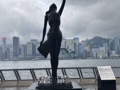 香港電影金像奨のトロフィーの銅像です。
ここからアベニュー・オブ・スターズをブラブラします。