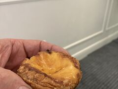ホテルに戻る途中にあるBakehouseでエッグタルトを買いました。
かなりの人気店で、雨の中でも列ができていました。ただパン屋さんなので流れは早く、僅か数分で買えました。
人気店だけあって、大変美味しかったです。
