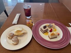 で、この日は神戸のクラウンプラザ泊。
神戸のクラウンプラザは、ベストフレックス＋５０００ポイントパッケージが＋１０００円くらいで、驚くくらい安いです。早期割引料金と比べても+2500円くらいで、今はIHGのポイントが１ポイント１円以上で使えるので、お得感が。
この日も最後まで大阪のクラウンプラザのサ活と悩んだのですが、微妙に高くて、神戸にしてしまいました。まあ、来週はREF大宮２連泊でサ活三昧できそうですし（これも予告・・・え、答え書いてるやん！）

実は、前日まで、神戸市営地下鉄乗り放題付きの、有馬温泉太閤の湯クーポンを使って、太閤の湯（ドラクエウォークの旅で訪問しましたが、あまりの混雑ぶりにコロナ禍にこれは・・・と１０分で退出したんです・・・）と、yae☆八重さんに教えていただいた長田のういろうを買いに行こうかと思っていたのですが、なんと長田ういろう、火曜定休、さらに今週は水曜もGW明け休み、という悲しい事実を知り、やめました（涙）。

チェックインの時に、ついつい「サウナやプールは別料金ですよね？」と確認してしまいましたが、やはり別料金とのこと。昔クラブフロアに宿泊したときは、クラブフロア特典で使えましたが、今はもしかしたらそれも使えないのかも。

で、アフタヌーンティータイム。だいたいいつもと同じような内容・・・。でも美味しいです。