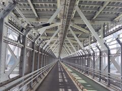 因島大橋は上が車道で、車以外は下の道を通行します。おお、先が見えない…。1.2kmあるそうです。
