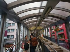 次の目的地に移動、長いエスカレーターに乗ります。
時間帯によって上り下りが変わるようです。
地元の方の生活道具。