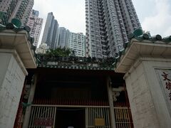 歩いてたどり着いた先は
高層マンションをバックに佇む　
お寺