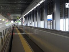 さっき昼食食べたり特急券を発券したりした小松駅に停車。
追い越し線のない相対式ホームの駅。