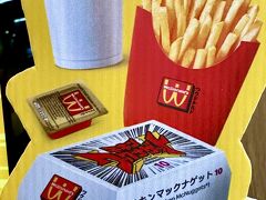 【わ...「ワ」クドナルド??...】

「漫画と日本語」があるので、もしかしたら日本発か？

…それにしてもねぇ…兎も角、笑うた…

調べてみたら、どうやらUSA発信のキャンペーンが、ここバンコクまで到達したらしい...

https://karapaia.com/archives/52329764.html

写真：どうせなら「チキン「ワック」ナゲット」まで極めて欲しかった...