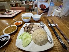 【Hong Bao】

で、早速注文して、待っていると...出てきたものは...むむむ...普通...逆に、店の雰囲気や調度品、ピカピカの食器に囲まれて出てきた「普通の」カオマンガイは、非常に見窄らしく見えた...これが、雰囲気も食器もチープな通常の屋台だったら何も感じなかったと思うのだが...

しかも、今回の（メニュー／宣伝広告の）写真が良過ぎたので、ちょっとこの現実とのギャップに直面すると、気分がダダ下がり...あゝ、残念だなぁぁ...

もうこの店は、二度と来ない...と誓う...