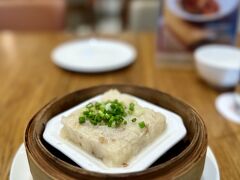 【Hong Bao】

こういう下町食堂で食べるようなメニューは、（小綺麗で、高そうな）レストランで食べちゃあかんなぁぁ...嗚呼、大失敗！...反省、反省...