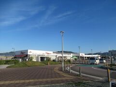 2024年5月3日（金）、深夜1時にアラームを掛けて起床する予定だったのですが、設定ミスでスヌーズに…。アラームが鳴らず、その45分後位に目覚め、起床。

うわぁ。
寝坊した！

…いや、別にもっと遅く起きても普段なら問題はないのだと思います。
ただ、出発日がコロナ行動制限後初めてのGW（実は2023年5月のGW明けに行動制限解除でした）。

カレンダー上では、4月と5月の間になか3日の平日を除き、前半と後半に連休が分かれてある、というのが2024年の暦の特徴です。

浜松市内に5月3日から2泊ということは確定しているので、あとは出発時刻の確定をする作業が始まります。

ネクスコ東日本の事前の渋滞情報を吟味。
そもそも5月2日（木曜、平日）の夜から既に東名道は渋滞し続けているものの、ド深夜に少しだけ渋滞が幾分かマシになる、ということを参照した上で、起床想定時間を逆算したのでした。

・・・・・・

とりあえず、必死に身支度と、しかし数日家を空けるため、慌てすぎずにやり忘れたことがないように慎重に確認。
荷物を自家用車に搬入するのも、夜間なのでそっと気を使って…そんなこんなで、起床から45分後に車を動かしました（喫食なし）。

個人的想定で寝坊したものの、しかしこれが功を奏したのか、想定よりも少し車が空いています。想定よりは順調に車を進めました。

清水でいったん小休止を取りますが、真夜中過ぎてよい写真が取れなかったので、写真掲載は割愛。
上島珈琲が営業していたら、珈琲を買ったのになぁとよく思う場所です。

その後のPA,SAはひたすらどこも駐車場がいっぱい（full)で、どこも本線上迄待機車が行列。
「あのSAPAに寄りたいな～」と思ったときにはだいぶ前から、一番左側の車線を注視しておきましょう。気が付くのが遅れて、「あっ入りたい」と思っても、皆様だいぶ前からじっと我慢で並んでいますから、入れてくれません（というか、なかなか進まないので譲る空間が生まれにくい）。

実は清水だって「空き」とあったのに、実際はfullどころか、駐車スペース以外の
所に苦肉の策で停めざるを得ない車ばかりでした。
写真に掲載した浜松SA（上下集約型）も、写真では閑散としているように見えますが、車を停めるまでに32分を要していました。
