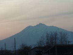 青森県に入りました。
また車窓に山が見えてきましたが、こちらは
「津軽富士」岩木山です。
1,625m、青森県の最高峰で、日本百名山にも
選定されています。
だんだん日が暮れてきました。