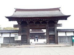 瑞龍寺です。

前田利長公の菩提を弔うため、三代藩主利常によって建立された寺院です。

最初に総門をくぐります。