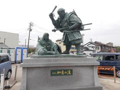 次は伏木（高岡市）の勝興寺へ。

駅前の無料駐車場に車を停めました。
義経の如意の渡し銅像が建っています。