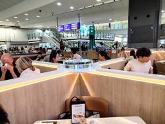 空港に着くと乗る予定の香港エクスプレスの出発時間が
20：00から21：30に遅延していることを知りました

夕食がまだだったので空港内の中華料理店の翡翠拉麺小籠包（CRYSTAL JADE）に
入りました

CRYSTAL JADEはシンガポールを拠点とするレストランチェーンで、
ミシュランガイドのビブグルマンにも選出されている店のようです
