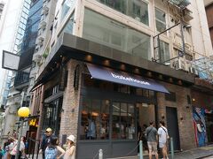 再度エスカレーターで上がって

移動した先は

有名なお店　

一度はいっとかないとね