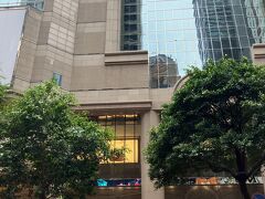 MTRに向かうため時代廣場（タイムズくエア）へ。
私には縁がありませんが、ハイブランドがたくさん入ったおしゃれなショッピングモールです。
ここにMTR入口はあるのですが、実際の駅はかなり遠く、地下道を延々と歩かされます。