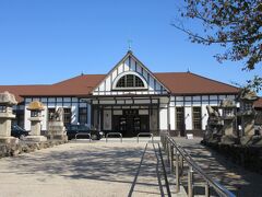 JR 琴平駅
ことでんの琴平駅がレトロな和洋折衷の駅舎なのに対して、こちらは洋風な駅舎がレトロモダンになっています。
1923年（大正12年）建造で、登録有形文化財。

