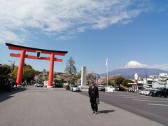 うおーっ、富士山本宮浅間大社の二之鳥居と富士山。絵になるねぇ。
明日ゆっくりお参りするとして、今宵の宿に向います。
