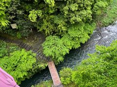 橋から見下ろした鶴仙渓。
歩道が整備されて渓谷トレッキングも楽しめるようです。