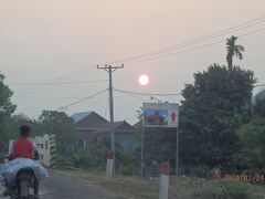 今日は自由行動の日だったため、別の現地ツアー「3大遺跡制覇 絶景世界遺産へ！」に参加しました。

ホテルに朝食ボックスを作ってもらい、6：00に出発。
今日のガイドさんは女性。メンバーは私達2人だけだったので、自分達のペースで回ることができました。
ベンメリアまで約1時間のドライブ。
シェムリアップから離れ、カンボジアの村々を進んでいきます。
朝日。