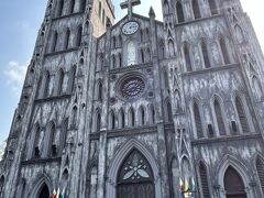 ハノイ大教会まで歩きました。