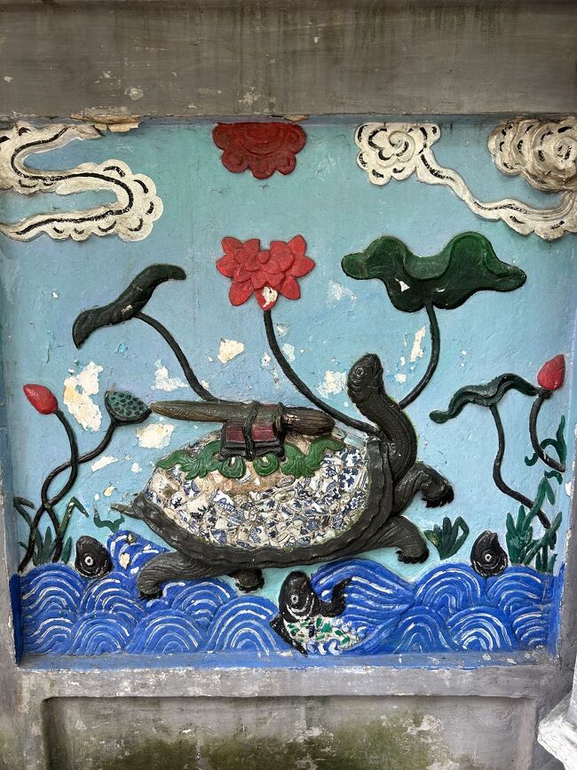 この地には「還剣伝説」というものがあって、15世紀に在位したベトナム王朝の皇帝レ･ロイ（黎利‐れいり）という人物が、神から授かったとされる宝剣を手に、当時ベトナムを支配下に置いていた明を撃墜。その後、神の使いとされる大亀が湖から現れて、その宝剣を持って湖へ帰って行ったという話です。