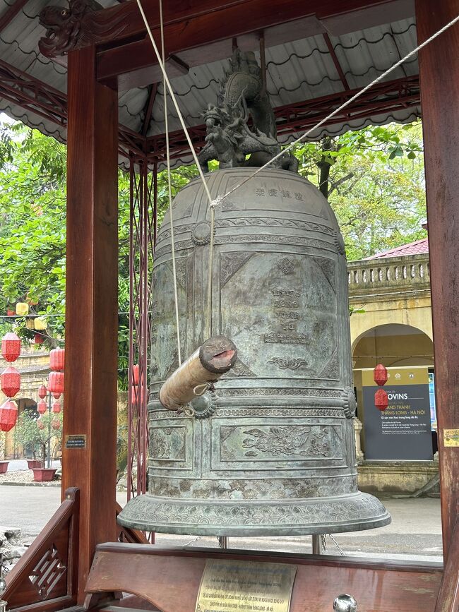 中心の広場には鐘があったり