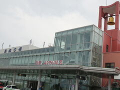 長崎空港に到着。空港の建物にある鐘が気になるわ。

預け荷物もないのですんなりと出口へ。