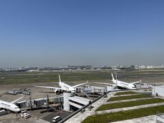 時間もあるので展望デッキの上のフロアへ。元旦の羽田空港事故で1機を失ったJALのA350ですが、3機並ぶと壮観です。