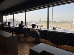 パワーラウンジノースで休憩。ただし、実際乗るのは画面奥の飛行機なので相当歩く。