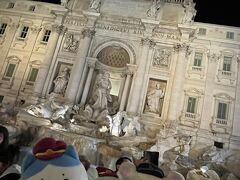 最後の力を振り絞り、私とぶーちゃんだけがレストランに向かうことに。宿の前にlimeの電動キックボードを拝借して、2人乗りでレストランへ向かう。2人乗りはしんどかったけど、途中でコロッセオを眺めながら、坂を下る時は気持ちよかった。8時にレストランに着くと行列が出来てたので先にトレビの泉に。