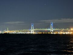 ライトアップした横浜ベイブリッジと鶴見つばさ橋。