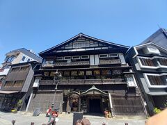 次は、すぐ近くの古山閣です。鏝絵（こてえ）＝左官彫刻で有名です。