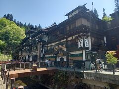真ん中が「旅館永澤平八」奥が「能登屋旅館」です。能登屋旅館は国の重要文化財にも指定されており、銀山温泉のシンボル的な宿です