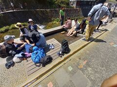 野川とうふやからちょっと行ったところにある、和楽足湯です。多くの人が足湯楽しんでました。