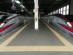 盛岡駅で秋田新幹線と東北新幹線の切り離しが行われます、秋田新幹線のレッドのカラーかっこ良いですねｗ