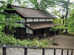 江戸時代の遺構の御物頭御番所で、表門の下にあり厳重に警備されていた久保田城のなごりです