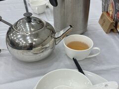 三日目の朝です。
この日の朝食は飲茶（早茶）にしました。
お茶はポーレイ茶（プーアル茶）です。