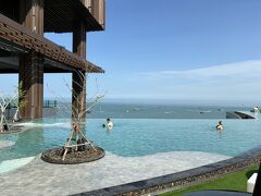 今回も宿泊はヒルトン・パタヤ

パタヤの中心地にあって目印にもなるセントラル・パタヤに直結しているので便利です

屋外プールはロビーフロアの16階にあってパタヤビーチを一望でき、無数のパラセーリングを見ながらプールでのんびりするのは至福の時です

幸せ～♪